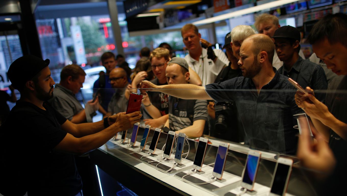 The latest iPhone drops below 999 dollars at JB Hi-Fi and stocks are vanishing fast