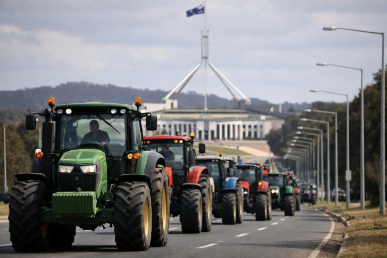 ʼFarmers have had enoughʼ: a tractor convoy heads to Parliament House over new water rules
