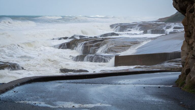 King tides expected along the South Australian coast this week: which beaches and roads will be affected