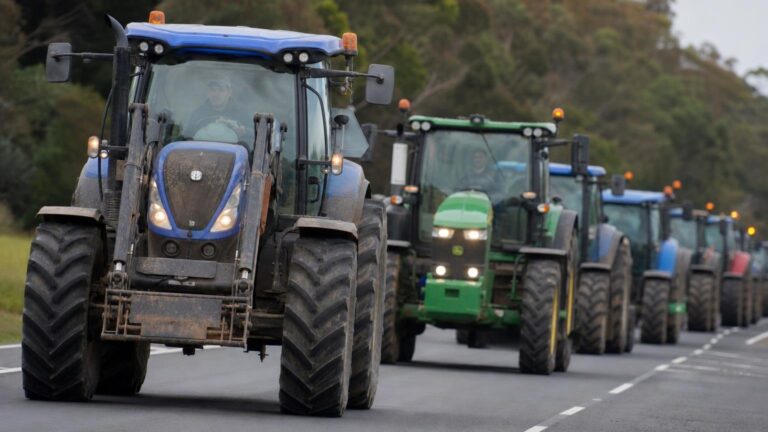 ʼWe have been ignored for yearsʼ a convoy of dairy farmers rolls towards Melbourne over new milk pricing rules